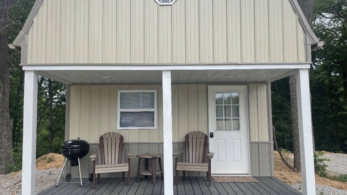 Warrensburg Cabin | Tan cabin close to University of Central Missouri and Whiteman AF Base