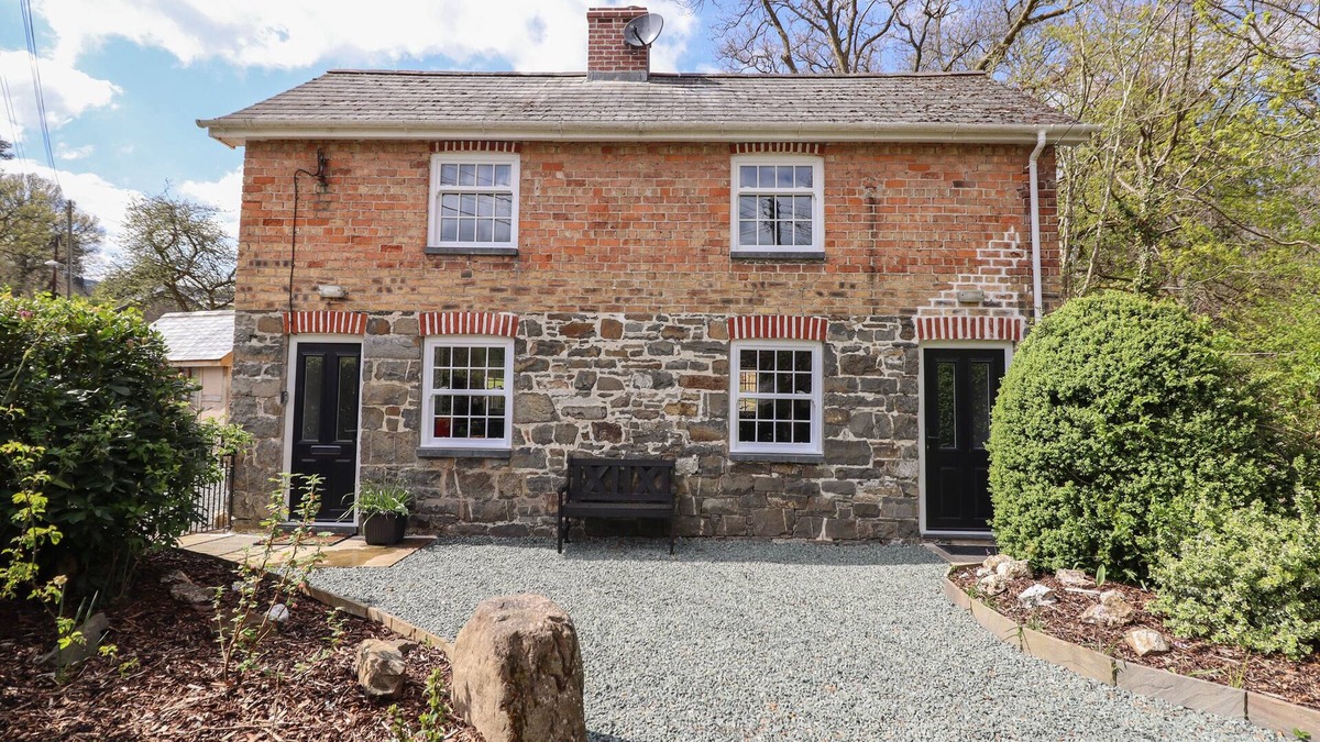 Llanbrynmair Cottage | TAN Y CAPEL, pet friendly, with open fire in Machynlleth