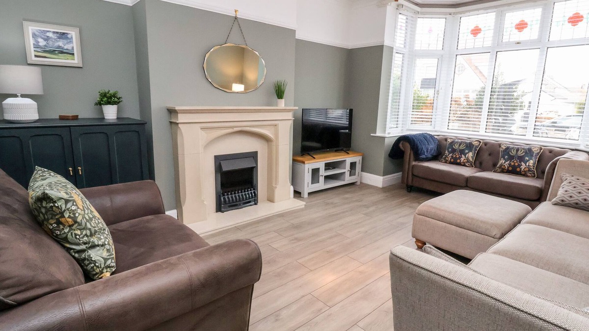 Penrhyn Bay Cottage | TAN Y FRON, pet friendly, country holiday cottage in Penrhyn Bay