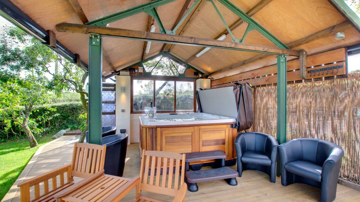Denbigh House | Tan y Garth - Four Bedroom House, Sleeps 8