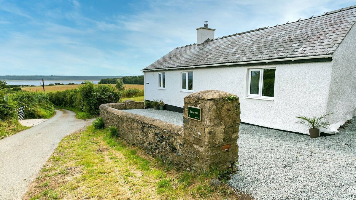 Malltraeth Cottage | Tan Yr Allt - a sea view that sleeps 4 guests in 2 bedrooms