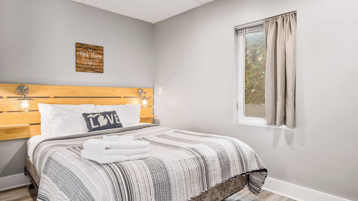 Traverse City Apartment | Tandem Suite - Spacious 2 Bedroom Suite Walkable to Downtown TC