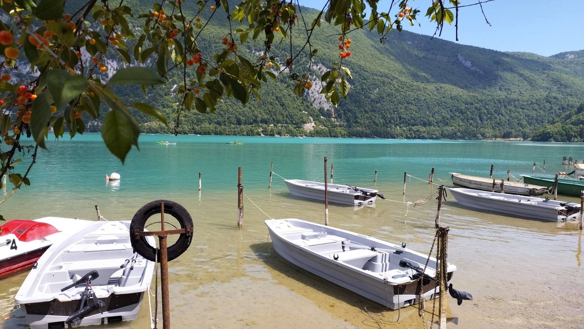 Novalaise RV Rental | Tanganyika-Tent-Queen-Ensuite with Shower-Lake view