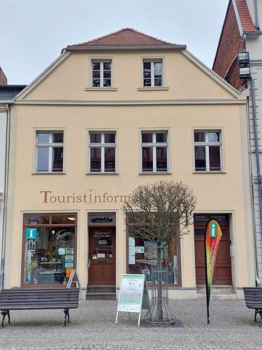 Tangermuende House | Tangermünde Zum S c h m u c k Giebel - Pension & FeWo