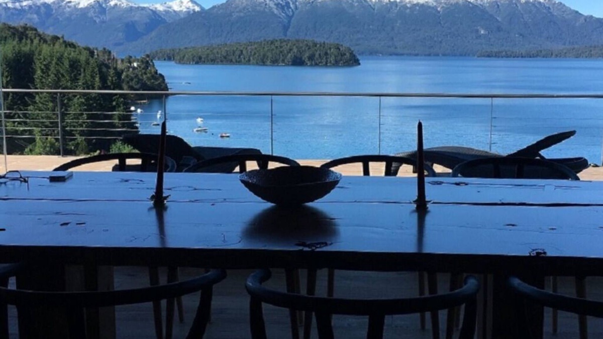 Correntoso House | Tanière. Contemporary design house. Breathtaking lake view.
