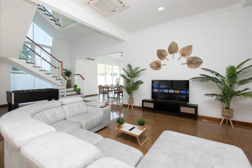 Tanjung Bungah Villa | Tanjung Bungah 5BR Villa w pool 20pax