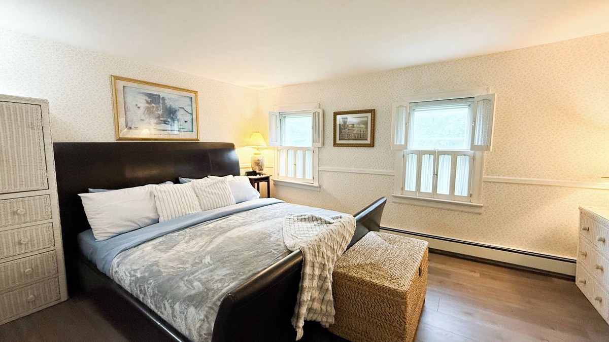 Tannersville House | Tannersville 9bdrm, 2 bonus room house - steps to lake/park, walk to synagogue