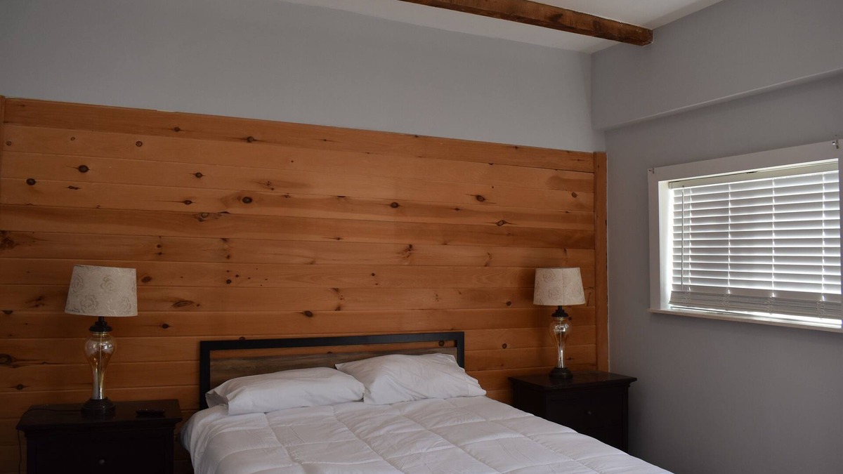 Tannersville Hotel | Tannersville Village on SawMill Creek Room #7 - 1 Queen