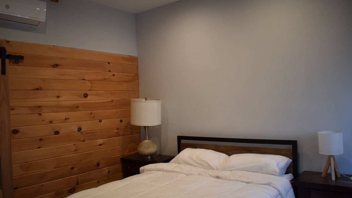 Tannersville Hotel | Tannersville Village on SawMill Creek Room #8- 2 Queen Bd
