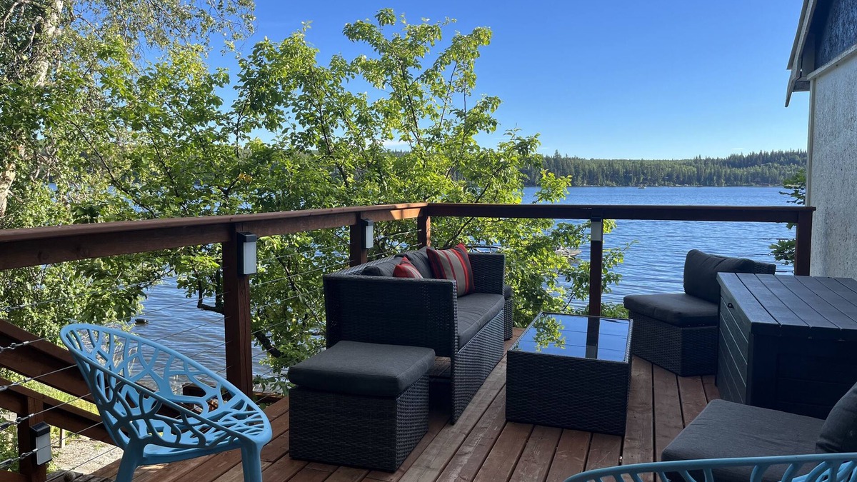 Vanderhoof Cabin | Tapping Beach Retreat-Lakefront property with room for everyone!