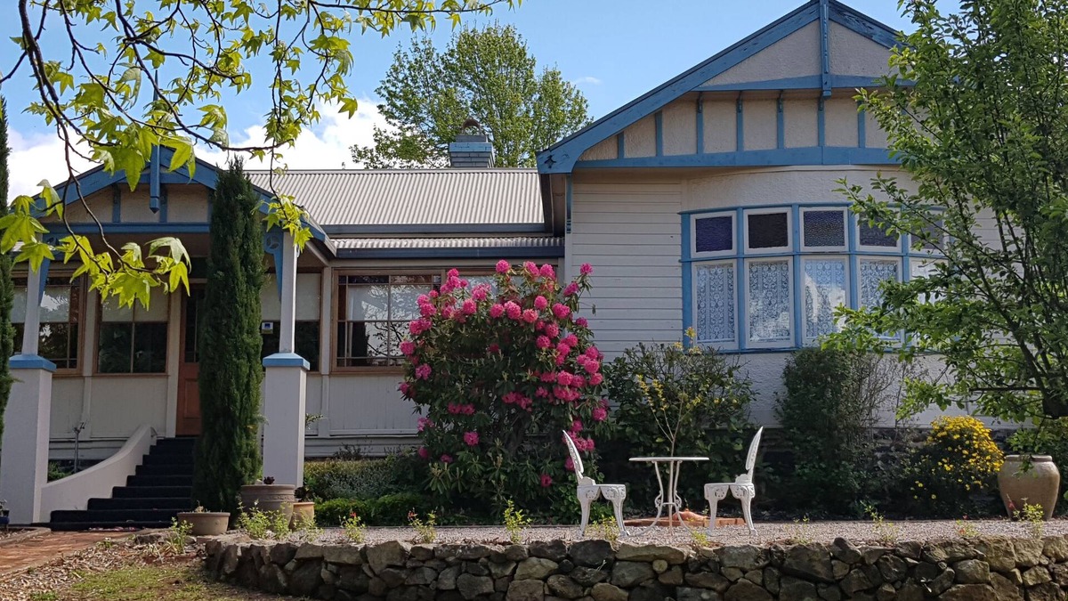 Deloraine House | Tarcombe House in Deloraine