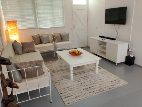 Hoedspruit House | TarRoadEnds