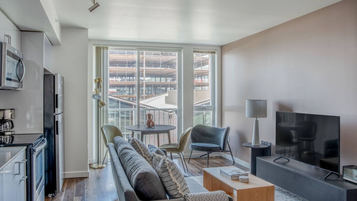 Wilburton Apartment | Tasteful Bellevue Studio w/Gym & W/D, nr Shopping, by Blueground