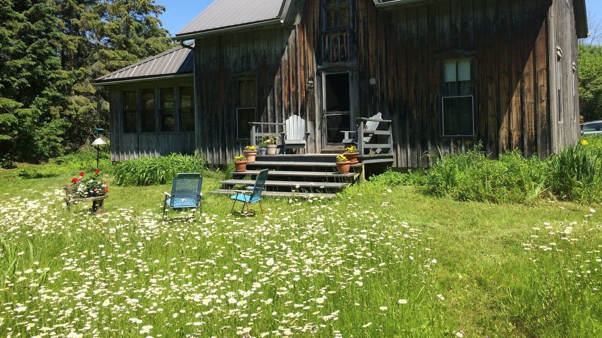 Port Colborne Cottage | Tasteful cottage retreat.