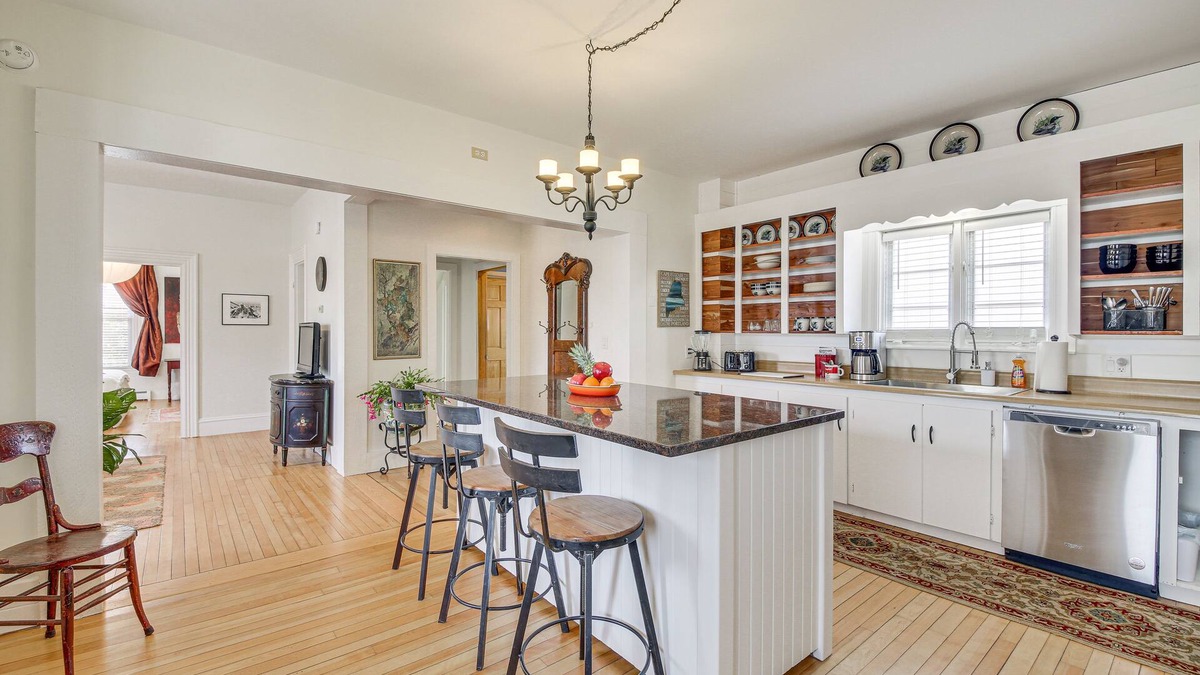 Gardiner Apartment | Tasteful Gardiner Triplex Near Downtown Augusta!