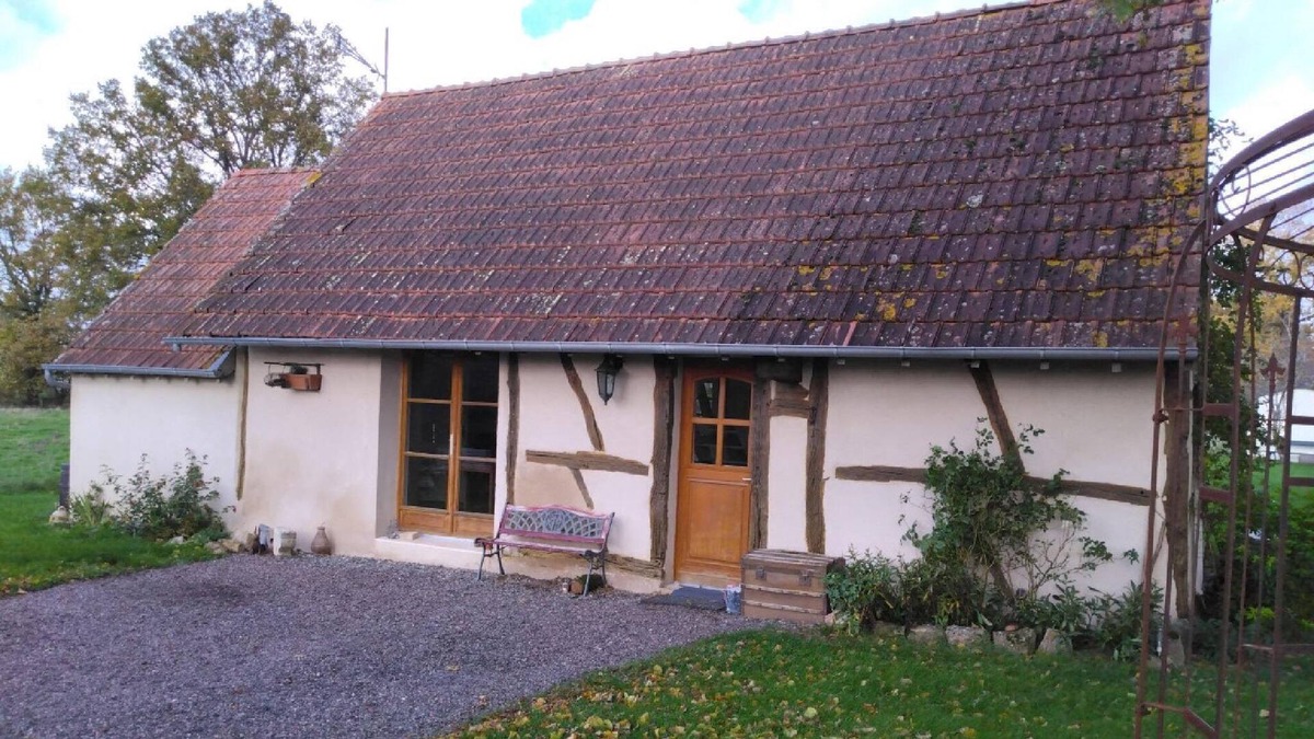 Devay House | Tasteful holiday home in Devay with terrace