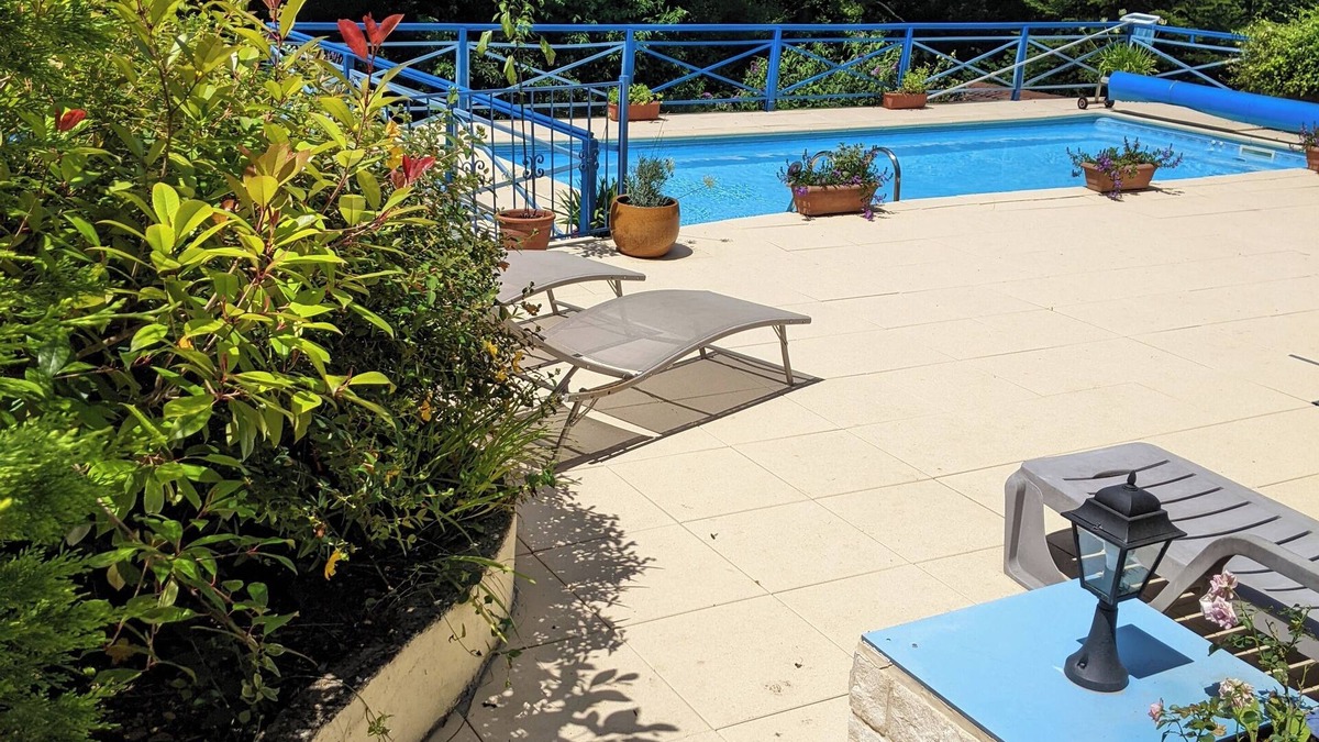 Couze-et-Saint-Front Apartment | Tasteful spacious 1 bedroom apartment with PRIVATE POOL, balcony and patios