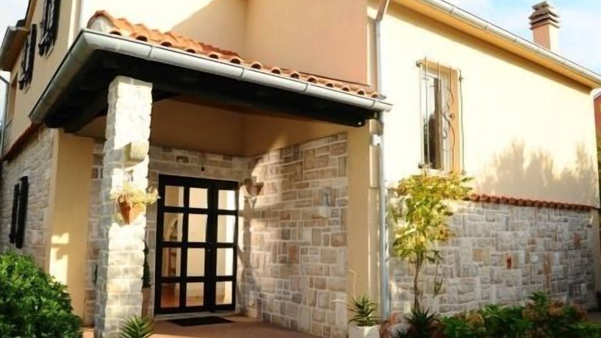 Murter House | Tasteful vacation home for max. 6 persons (3 bedrooms), only 50m from the beach