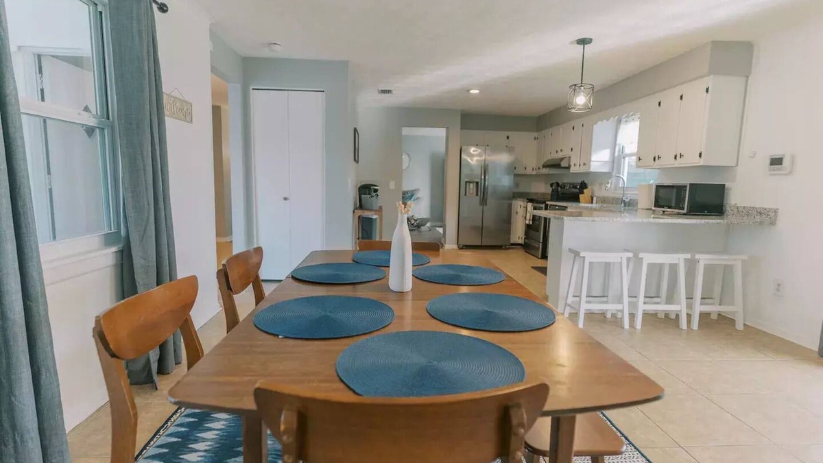 Sandalwood House | Tastefully furnished home near the beach