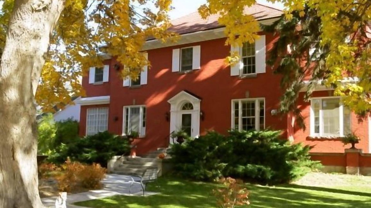 Hamilton Apartment | Tastefully Furnished Downtown Apartment In The Historic Wesley Building.
