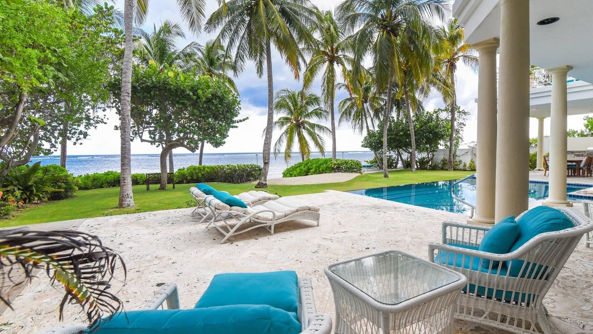 South Sound House | Tatenda: Spacious, Beachfront Villa with Private Pool, & Balcony Suites