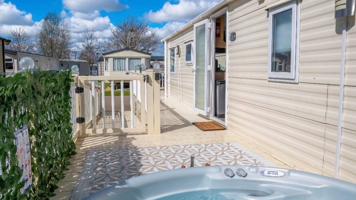 Tattershall House | Tattershall Lakes Private Hot Tub Lodge - sleeps 6
