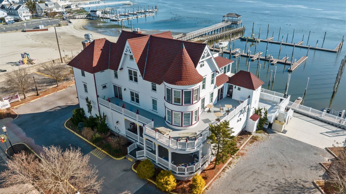 Somers Point House | TAVERN ON THE BAY HOTEL - Bugsy Siegel Suite