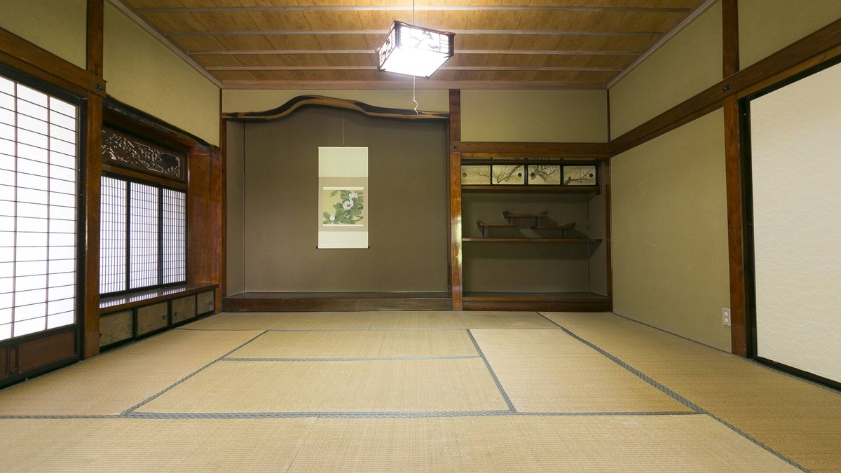 Ina House | Tawaraya - Big Roof House - A nostalgic old house that makes you feel at home, just like your grandma's house.