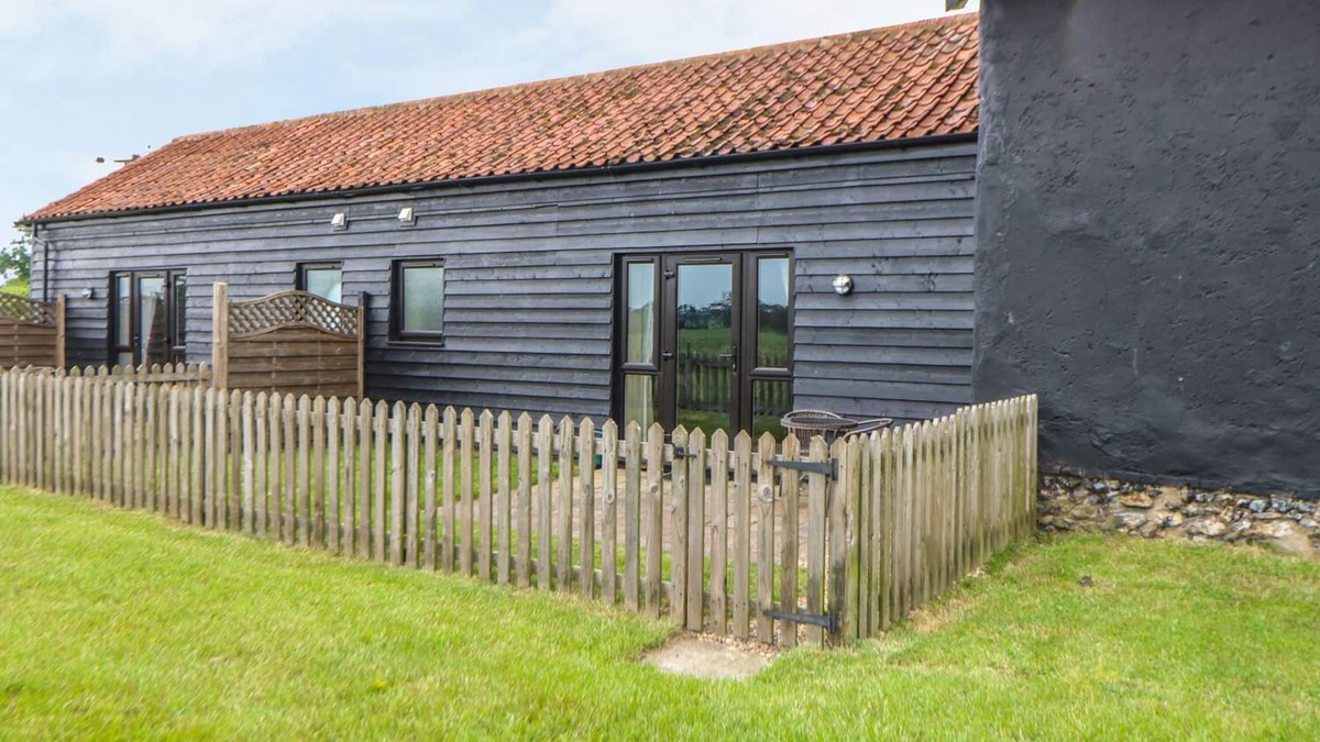 East Dereham Cottage | TAWNY OWL BARN, pet friendly, character holiday cottage in Shipdham