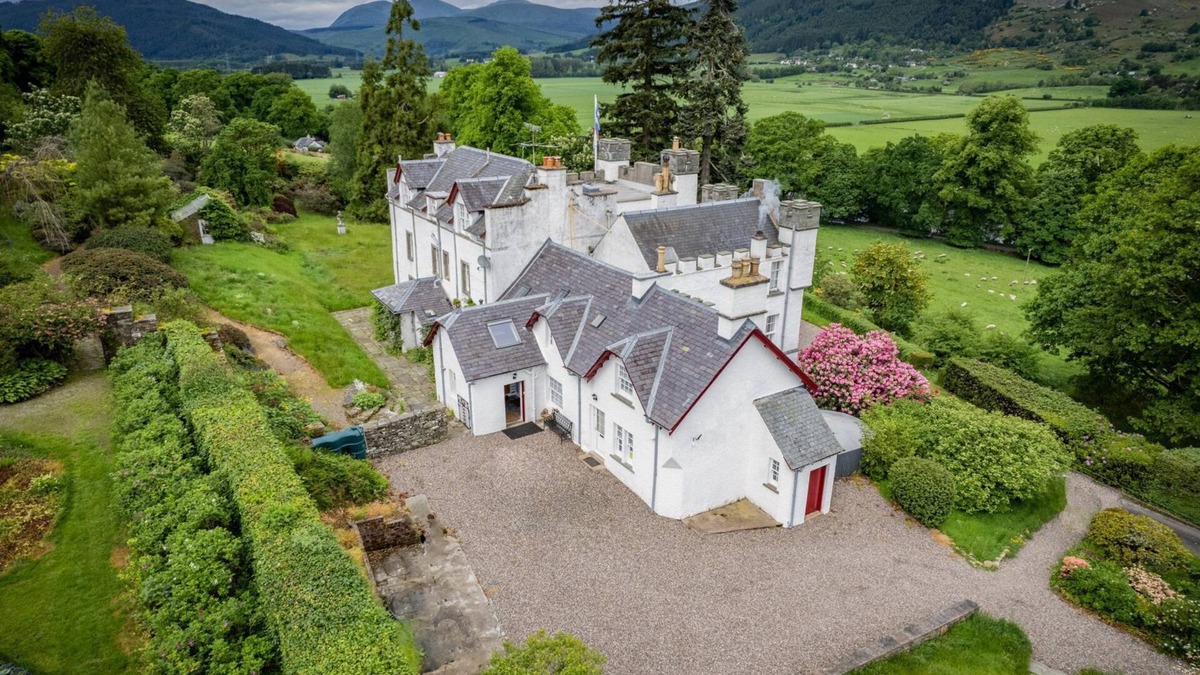 Aberfeldy Villa | Tay River House - Seven Bedroom Villa, Sleeps 13