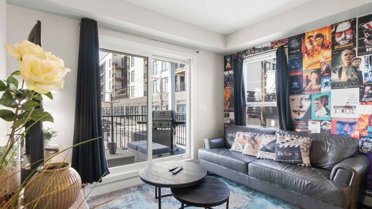 Whyte ave Apartment | Taylor - Heart of Old Strathcona! BBQ