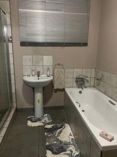Umtshezi Apartment | Taylor's Nest