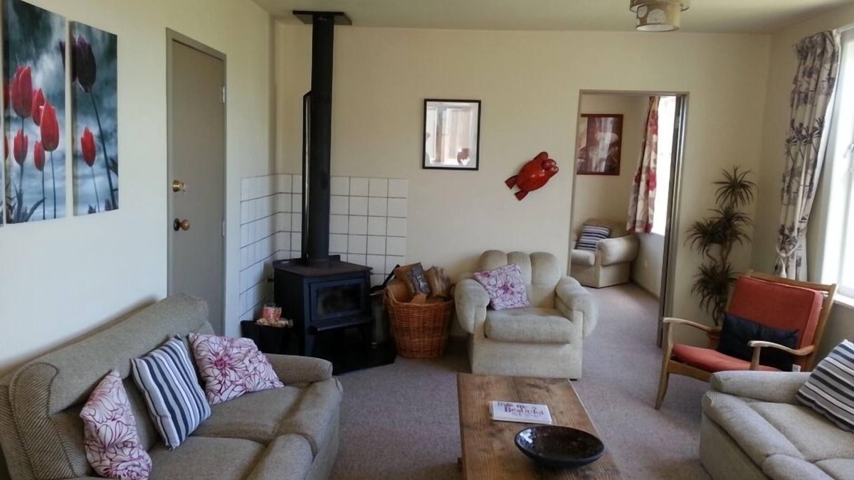 National Park Village House | Te Honu House - 13B Millar Street, NP village *free wifi, sky TV & Spa pool