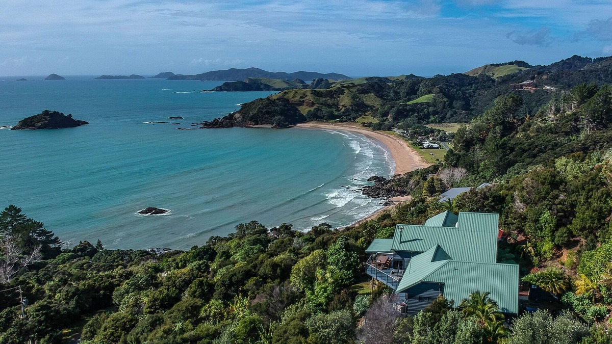 Te Ngaire House | Te Koha: Luxury hillside beach residence @ Te Ngaere Bay