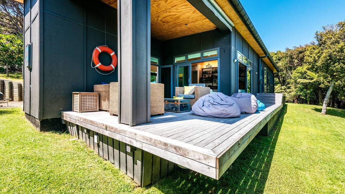 Ostend House | Te Kohanga (The Nest) with spa and FREE use of car*