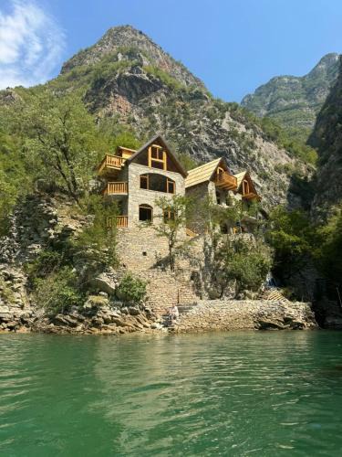 Shkoder County House | Te Konaku, Komani Lake