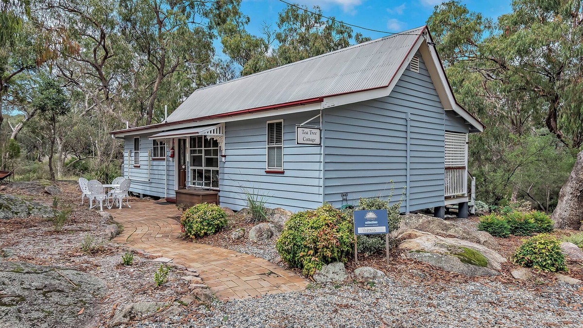 Diamondvale Cottage | Tea Tree Cottage, luxury 2 bedroom cottage at Diamondvale Estate with fireplace