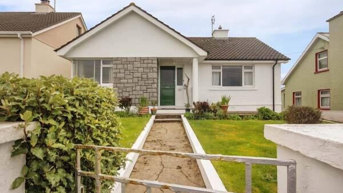 Falcarragh Cottage | TEACH ANNIE, pet friendly in Falcarragh, County Donegal