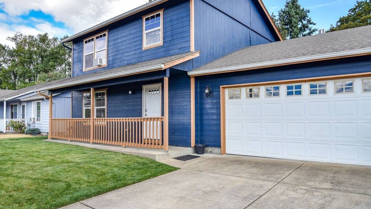 Albany House | Teak: a Family Home. 5 TVs, backyard, pet friendly