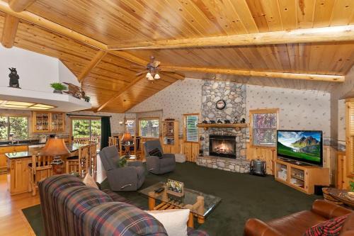 Eagle Mountain Estates House | Teakwood Cozy Wood Cabin with Fireplace
