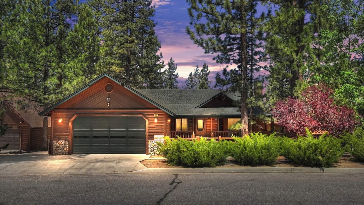 Eagle Mountain Estates Cabin | Teakwood Cozy Wood Cabin with Fireplace