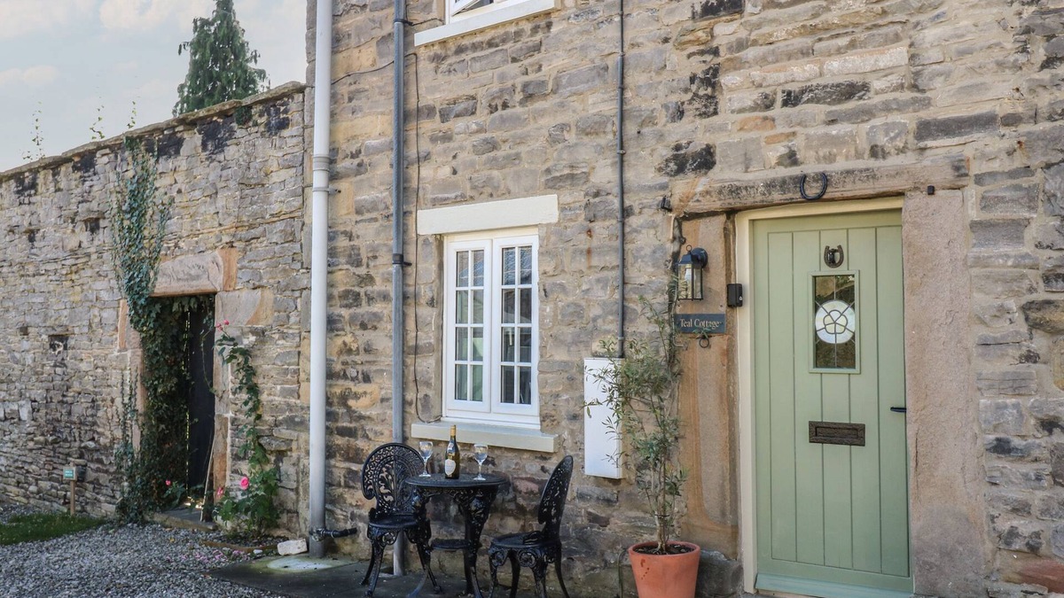 Middleham House | TEAL COTTAGE, pet friendly in Middleham