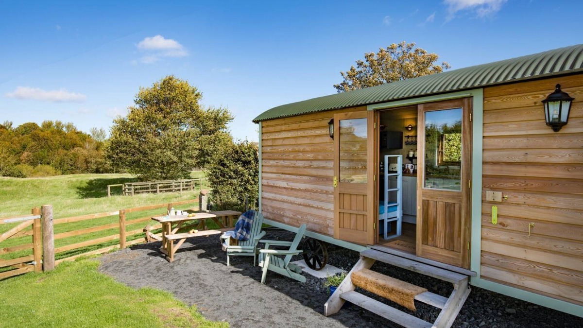 Bowsden Cabin | TEASEL SHEPHERD'S HUT, near Berwick upon Tweed - sleeping 4 guests