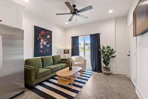 Lafayette Apartment | Teche House KING Bed Luxury Getaway Fast WiFi