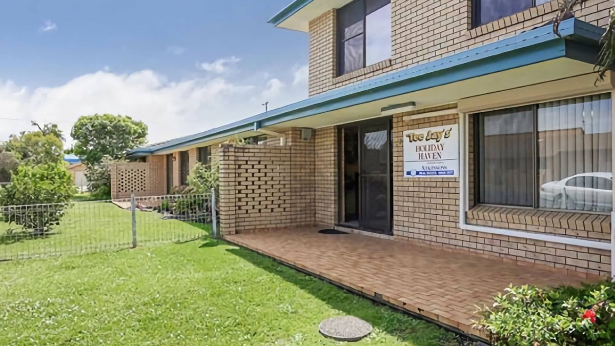 Sawtell Apartment | Tee Jays is an air-conditioned ground floor two bedroom unit, central to Sawtell