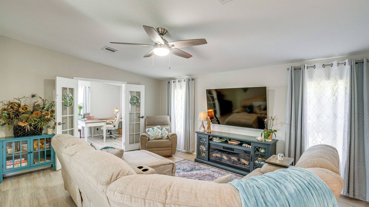Grove City House | Tee Off & Soak Up Sun! Airy Englewood Gem w/Yard