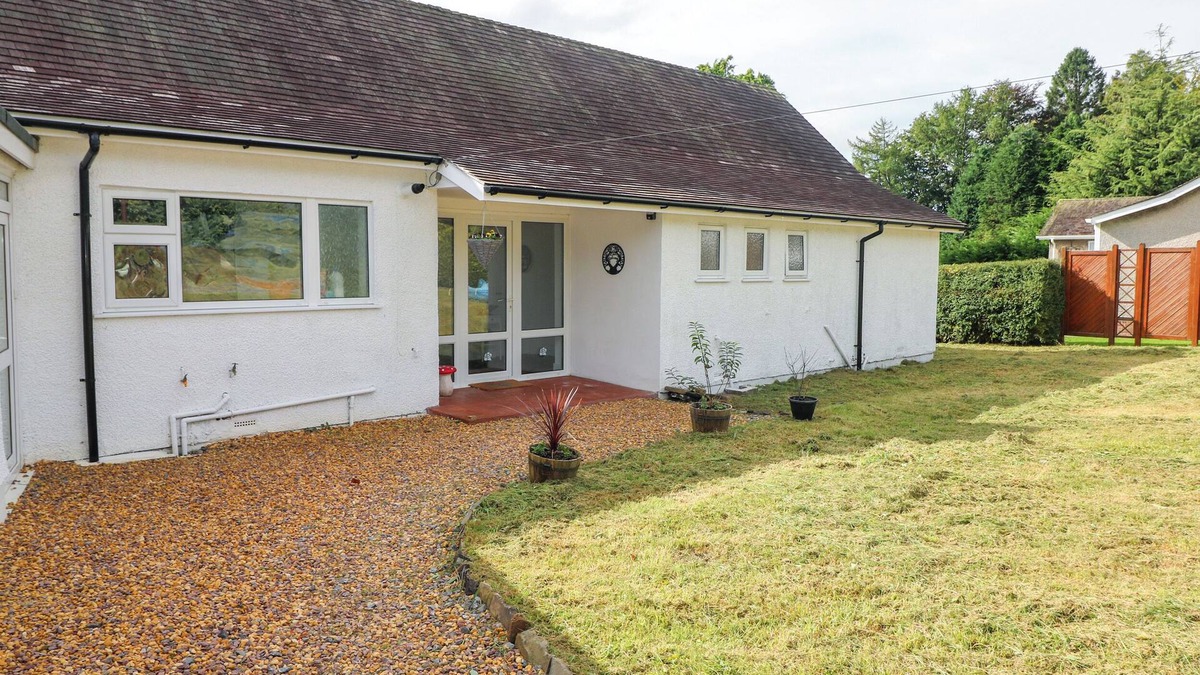 Bridgend Cottage | TEGFAN, pet friendly, with hot tub in Bridgend