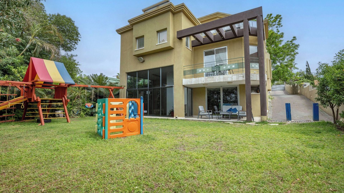 Tel Mond House | Tel Mond Villa - Delightful 4-bedroom house with Jacuzzi