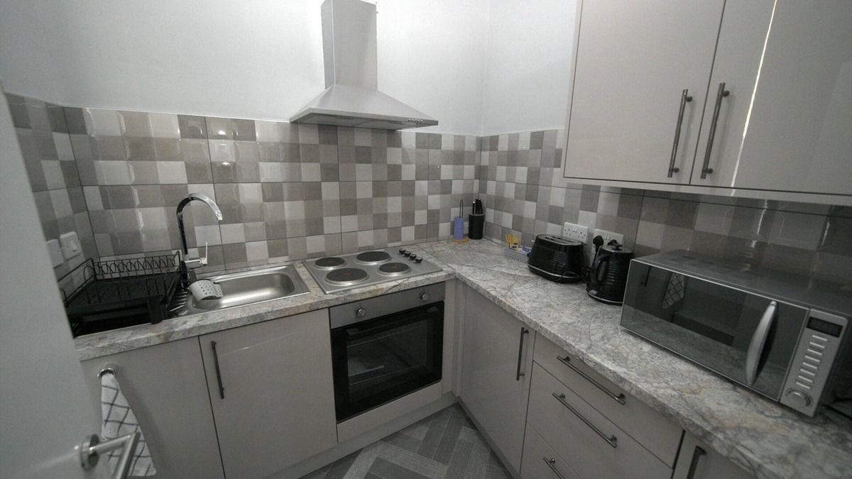 Oakengates Apartment | Telford - Apartment - Sleeps 5
