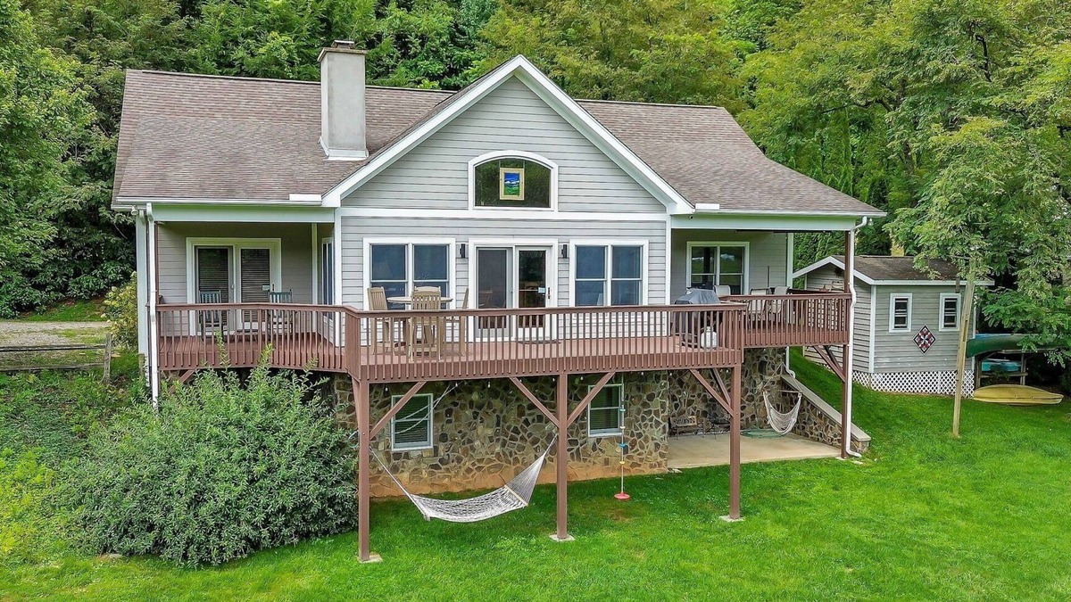 Crumpler House | Temenos on the New River - Easy River Access - Yard Space - Ping Pong
